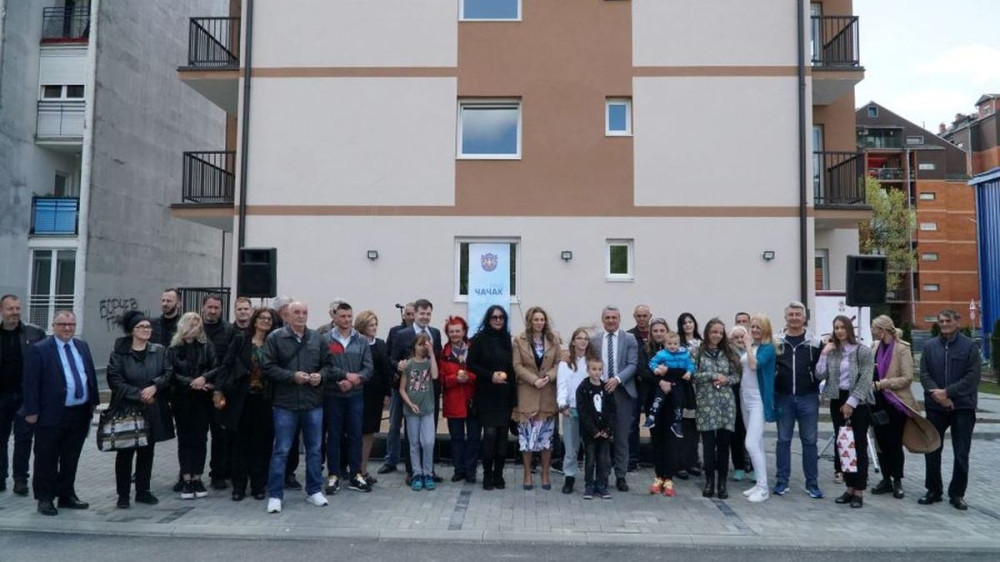 Izbeglicama iz BiH i Hrvatske uručeni ključevi 25 stanova u Čačku